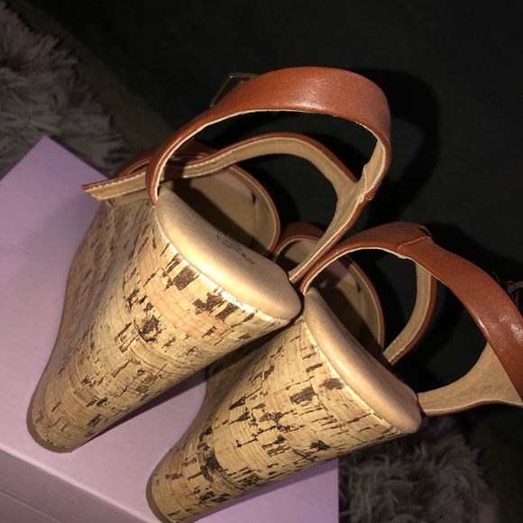 Wedge Heels - Picture 2 of 4
